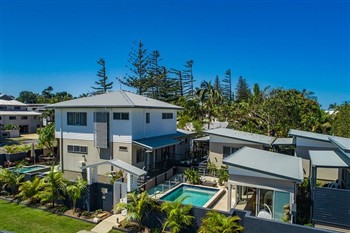 View of the Aloha Hotel in Byron Bay