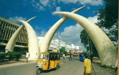 Tuttut passing under Mombasa tusks