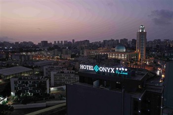 View of the Hotel Onyx By Luna in Oran