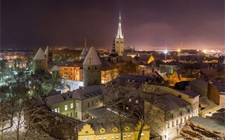 tallinn at night