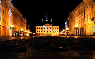 tartu square night
