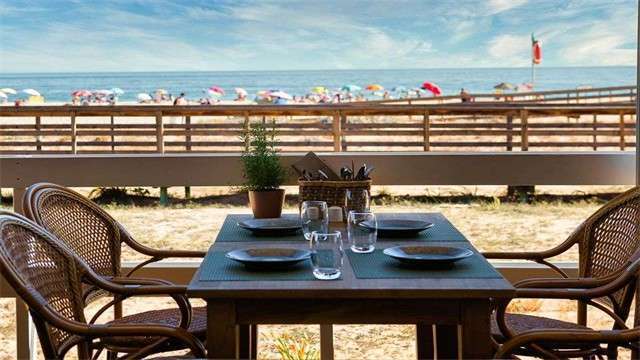 Domes Lake beach bar
