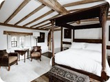 Cotswolds Manor Bedroom2