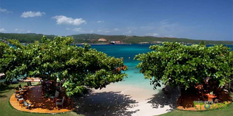 exclusive private bay area of holiday villa in discovery bay