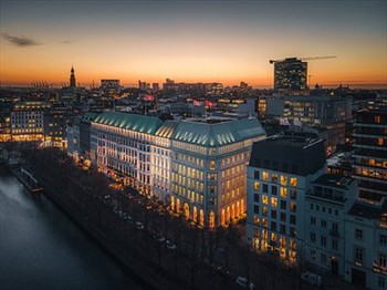 View of the Fairmont Hotel Vier Jahreszeiten in Hamburg