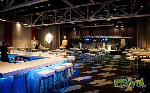 Hilton Garden bar stage 