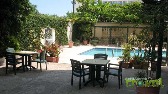 courtleigh hotel pool side