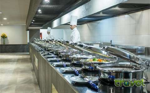 Las Brisas hot buffet