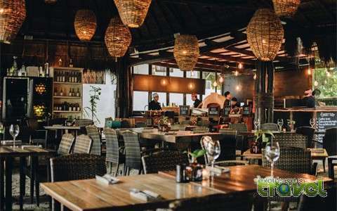 Beach Hotel dining 2