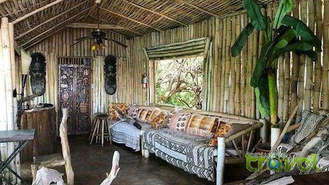 great huts lounge