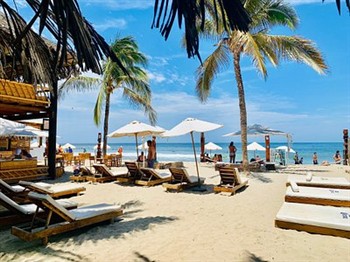View of the Hotel Del Wawa in Mancora