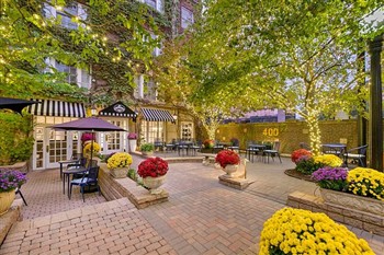 View of the Best Western Hotel in Chicago