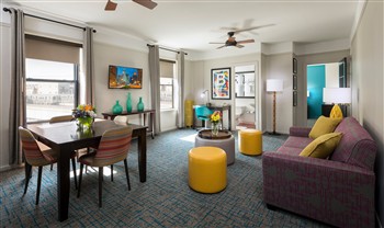 View of the City Suites Hotel in Chicago