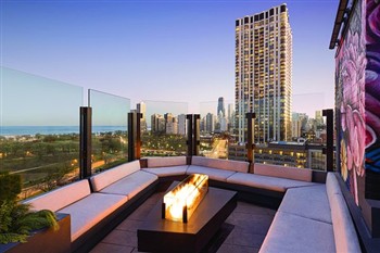 View of the Hotel Lincoln in Chicago