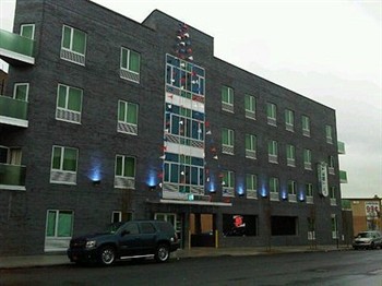 View of the Jet Set Hotel in Bronx